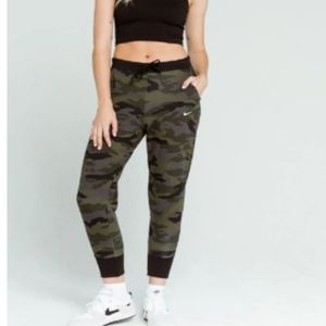 Nike Dri-FIT Camo Joggers Women's M Get Fit Training Pants 7/8 Fleece